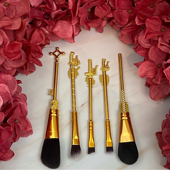 Attack on Titan Gold 5 Piece Makeup Brush Set with Bag - Picture 12 of 16